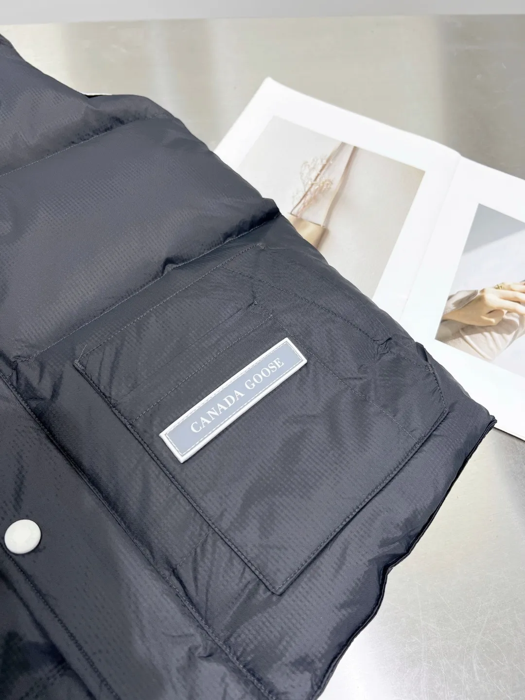 P480 𝗖𝗔𝗡𝗔𝗗𝗔 𝗚𝗢𝗢𝗦𝗘/Canada Goose White Label Glacier Vest Down Jacket Freestyle Vest THEICON This excellent down-filled vest can be freely layered with a variety of clothes, making it a favorite during the changing seasons. It's classic, versatile and provides excellent warmth. The Northern Lights capsule collection is reimagined in rich tones inspired by the stunning colors of Canada's north. The Glacial Haze capsule collection is revamped with a striking and layered color palette that evokes the feeling of being caught in the mist surrounding icebergs and glaciers. The top original replica version refers to the highest version in China (there is no one) (it is a piece of craftsmanship to make a piece of clothing that is ZP when placed in the counter) 1⃣ Made of original custom-made double plain 9500-100% nylon nylon fabric, windproof, waterproof and stain-resistant 2⃣ Filled with national standard Guangzhou Inspection white duck down, the amount of down is more than twice that of ordinary goods.  3⃣The zipper is customized from Yoshida YKK factory, with clear engraving and perfect and smooth texture. 4⃣Collar label, armband, back label, hangtag, complete anti-counterfeiting mark. Color: black, white, mood blue, melted water blue, graphite gray, purple. Size: XS S M L XL XXL
